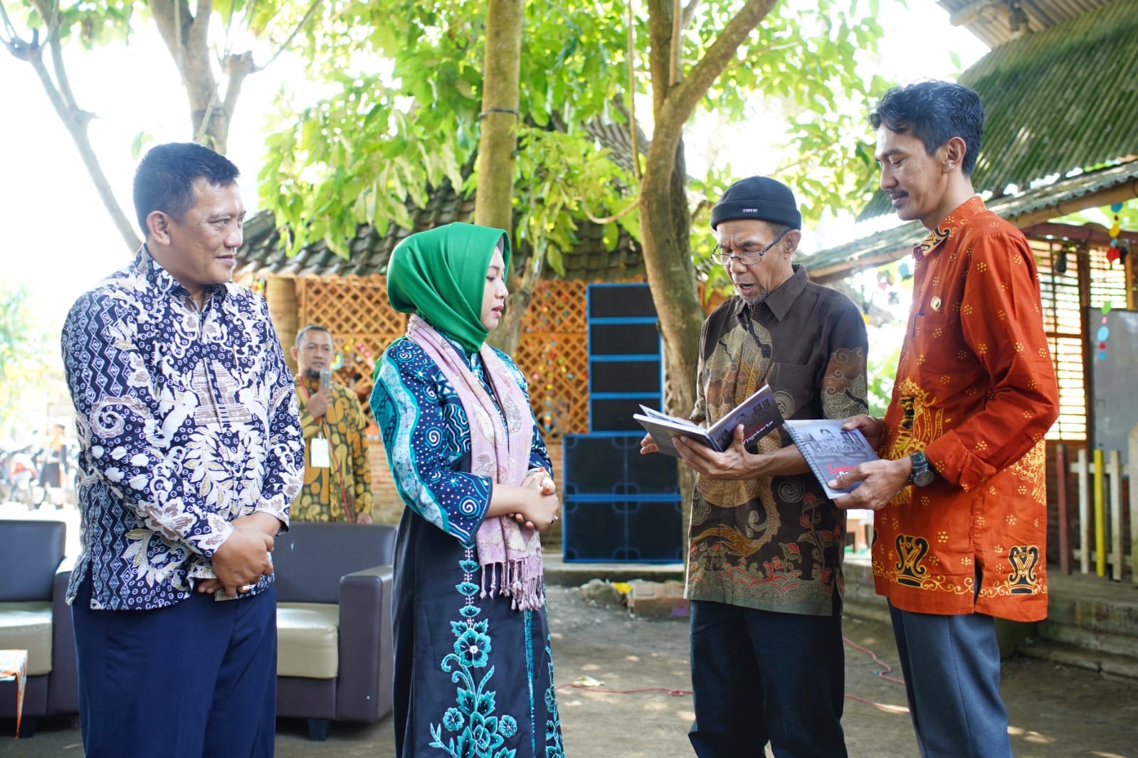 PENDIDIKAN: Wali Kota Mojokerto Ika Puspitasari didampingi Kepala Dikbud Kota Mojokerto Amin Wachid bersama IGTKM NU saat diterima di MI Bilingual Al Ikhlas Sengguruh, Kepanjen, Kabupaten Malang.