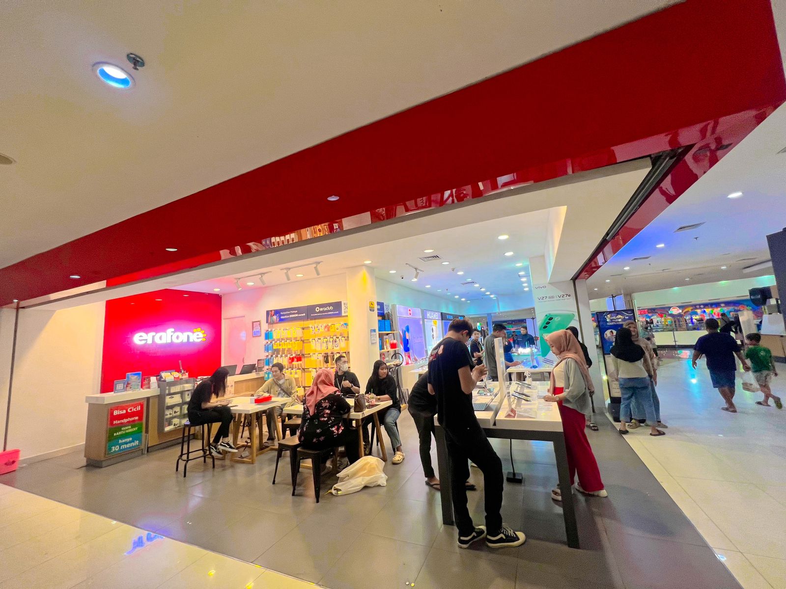 OUTLET: Konter Handphone yang ada di lantai 2 Sunrise Mall Mojokerto