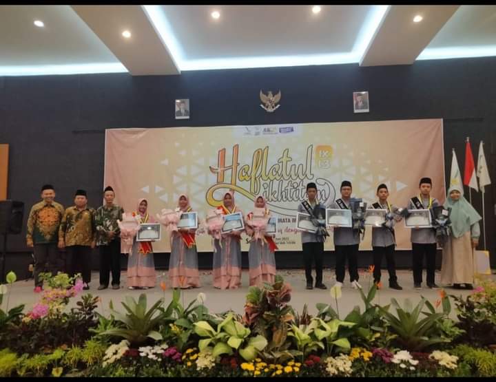 AKHLAKUL KARIMAH: Wisudawan MA Permata Mojokerto menyalami orang tua masing-masing usai dinyatakan lulus.