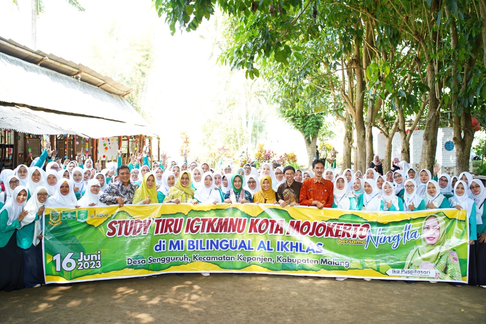 TIMBA ILMU: Wali Kota Ika Puspitasari bersama IGTKM NU saat melakukan studi tiru di Sekolah Alam MI Bilingual Al Ikhlas Sengguruh, Kepanjen, Kabupaten Malang.