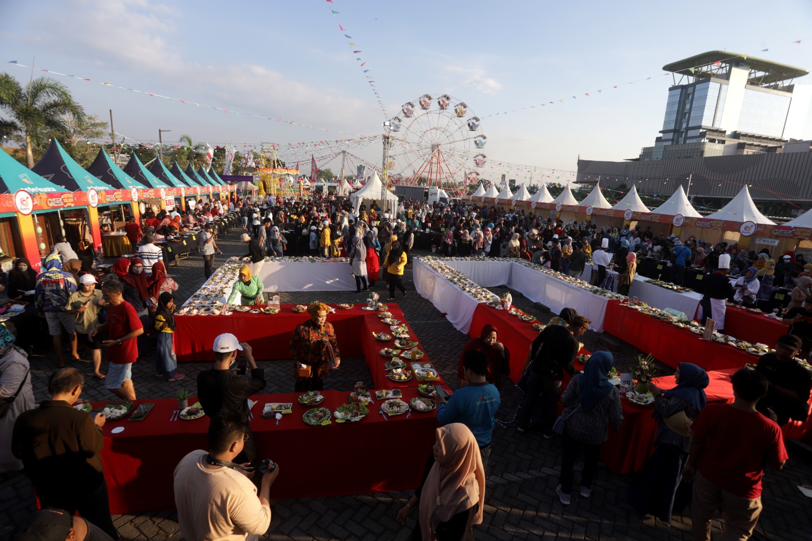 OLAH RASA: Masyarakat mengikuti festival tahu tek di parkir timur sunrise mall Mojokerto, Minggu (18/6).
