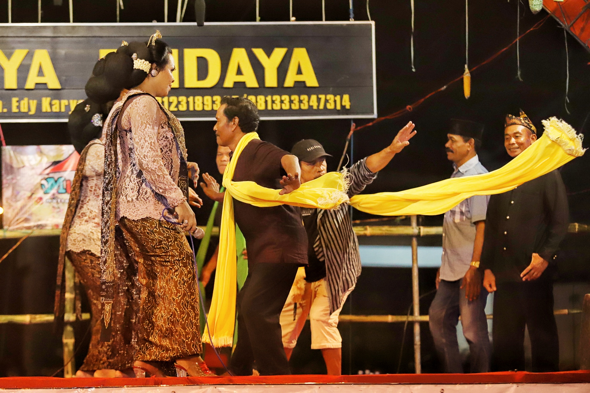 SEDEKAH BUMI: Pentas ludruk yang dibawakan grup Karya Budaya digelar warga Dusun Ngarus, Desa Banyulegi, Kecamatan Dawarblandong, Kabupaten Mojokerto selepas panen raya, Sabtu (17/6).