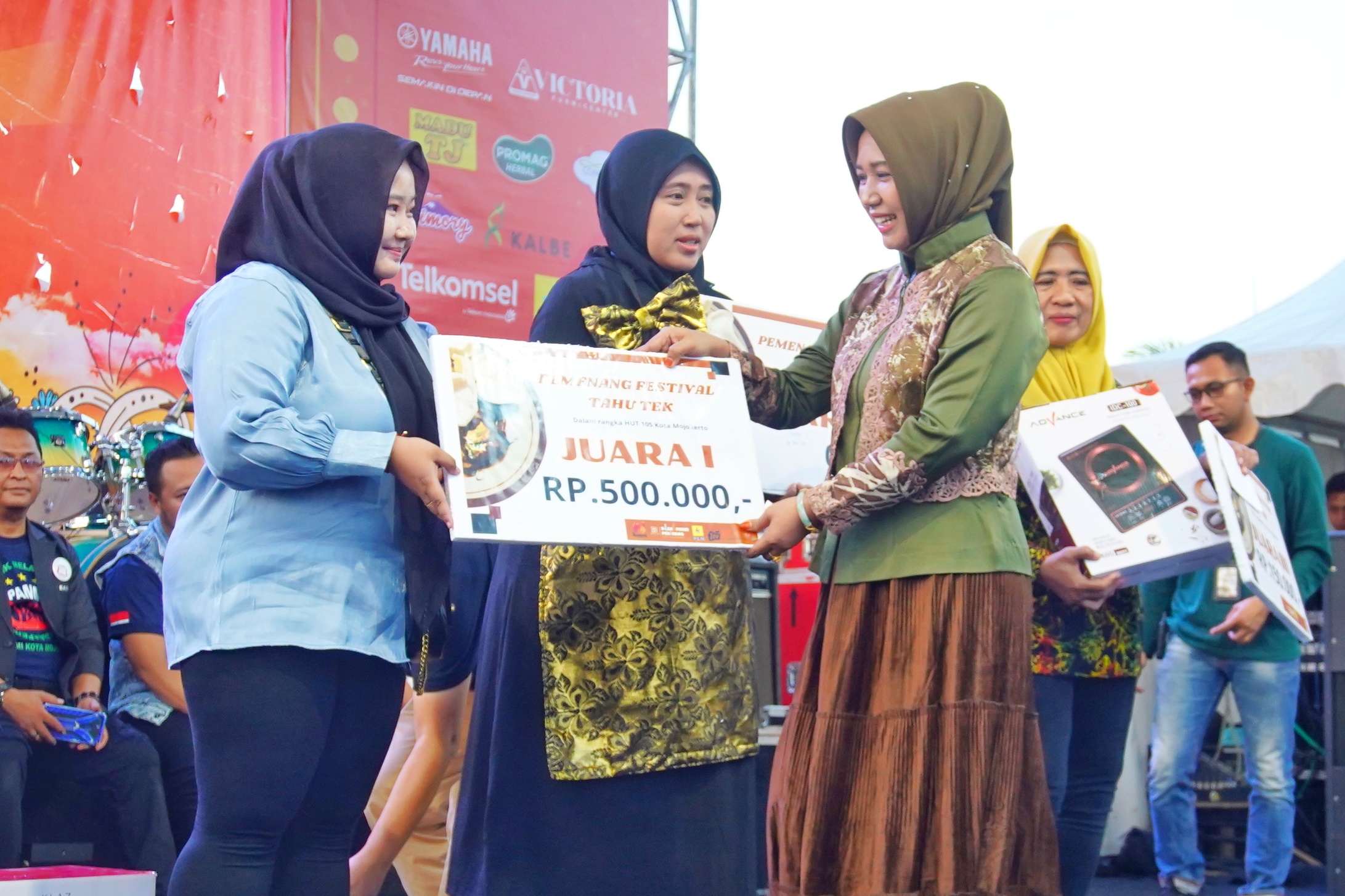 APRESIASI: Wali Kota Ning Ita menyerahkan hadiah bagi peserta pemenang Festival Tahu Tek.