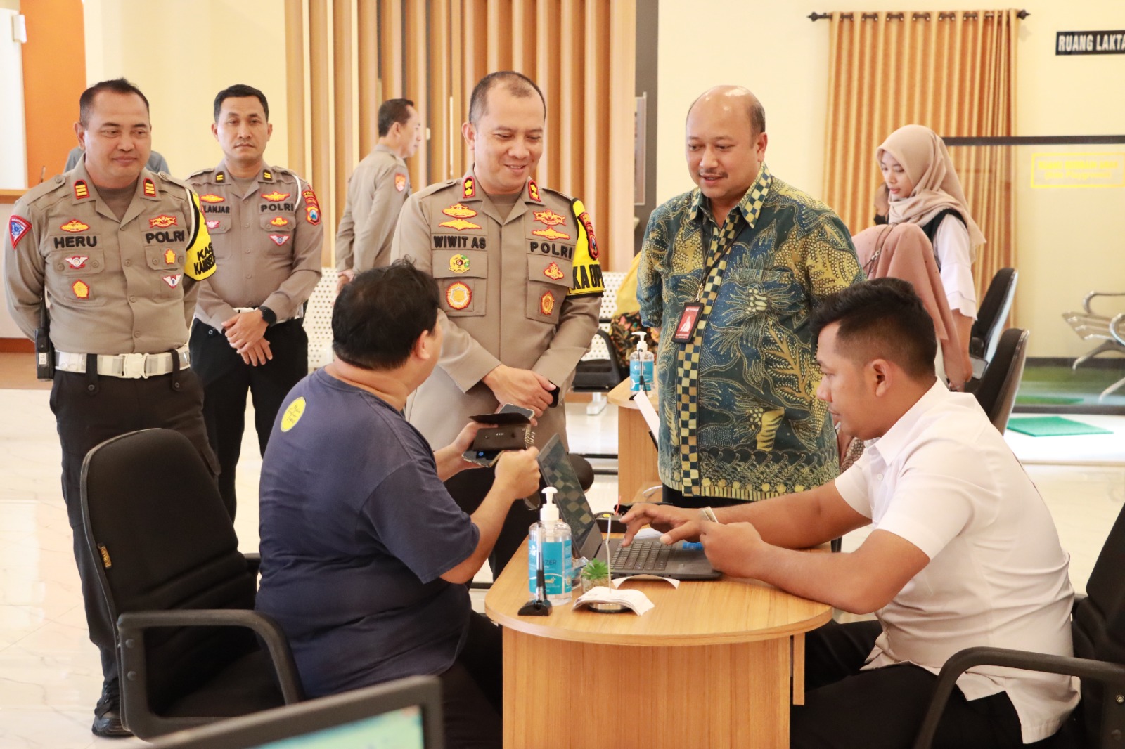 CASHLESS: Melayani pembayaran di Polresta Mojokerto Kota.