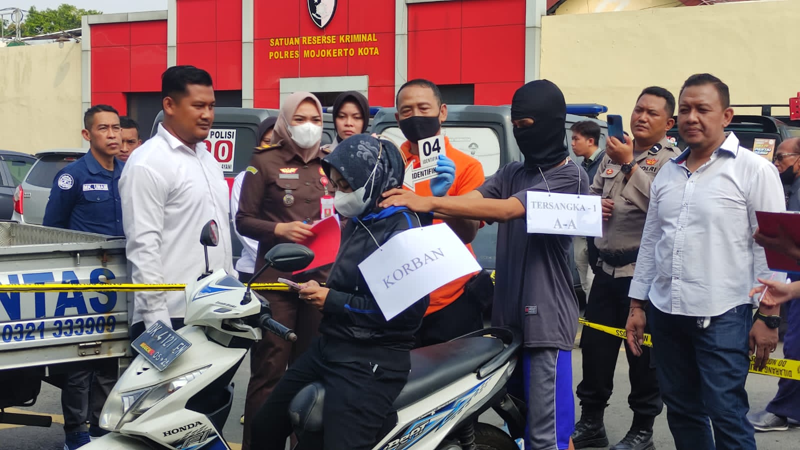 REKA ULANG: Sejumlah pihak terkait mengikuti rekonstruksi kasus pembunuhan siswi SMP Kemlagi Mojokerto di markas Polres Mojokerto Kota, Senin (19/6).
