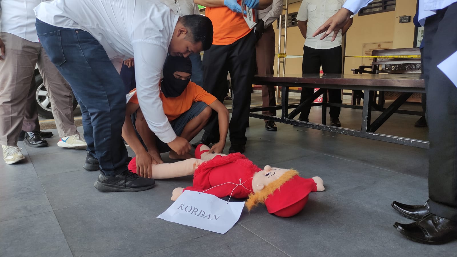 PELAKU DEWASA: Salah satu adegan pelaku dewasa, MA, 19, hendak mencabuli mayat korban.