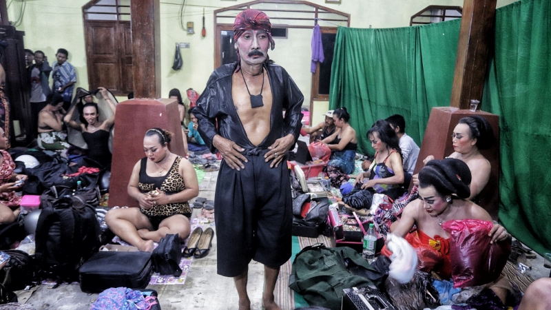 BERSIAP: Seorang pemain tampak bersiap diri di tengah kawan-kawannya yang masih sibuk ber-make up.