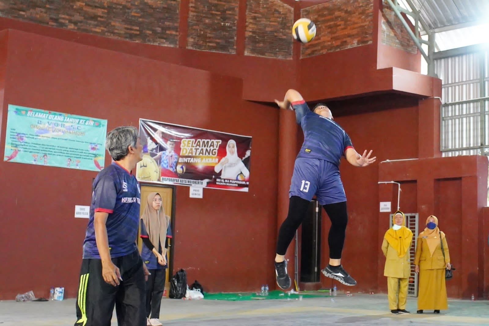 AJANG: Laga bola voli yang dipertandingkan dalam Festival Olahraga antar-OPD 2023 yang diselenggarakan Disporapar Kota Mojokerto dalam rangka HUT Ke-105 Kota Mojokerto.