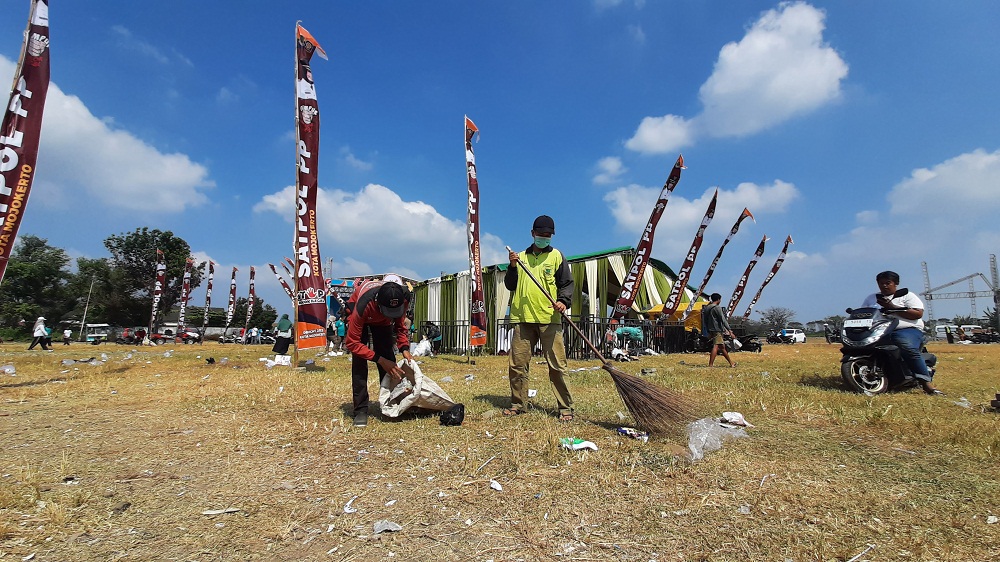 GERCEP: Pasukan Gerak Cepat (PGC) DLH Kota Mojokerto membersihkan sampah yang berserakan di Lapangan Raden Wijaya sesaat setelah selesainya kegiatan jalan santai, Minggu (18/6).