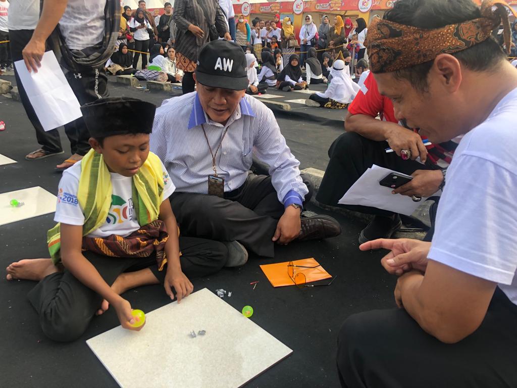 PERMULAAN: Sejumlah peserta didik menyimak instruksi dewan juri sebelum memulai lomba bekelan.
