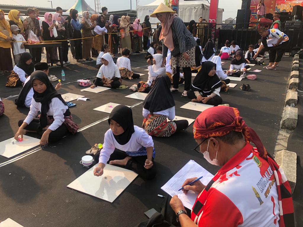DISELEKSI: Peserta dari lembaga SD se-Kota Mojokerto bersaing lomba bekelan dalam ajang festival permainan tradisional.