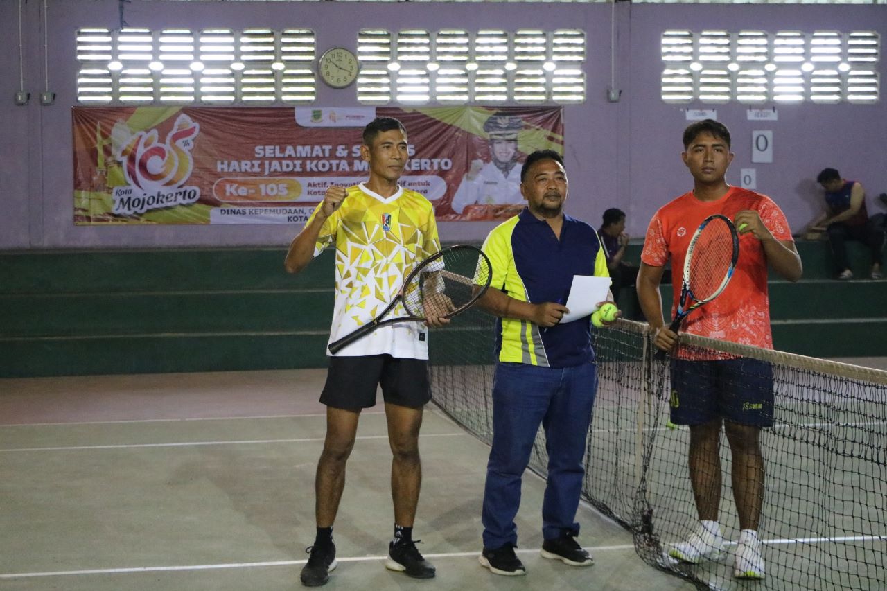 SPORTIF: Pertandingan cabor futsal/tenis lapangan/bulutangkis yang digelar di Lapangan Tenis Indoor, Kota Mojokerto.