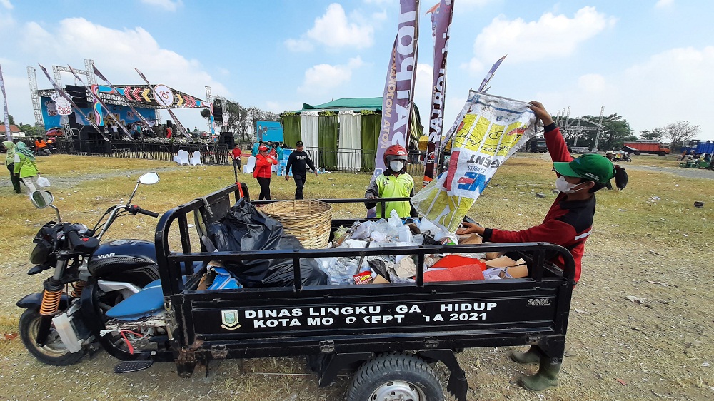 LANGSUNG BERSIH: Pasukan Gerak Cepat (PGC) DLH Kota Mojokerto mengangkut sampah untuk dibuang ke TPA Randegan.