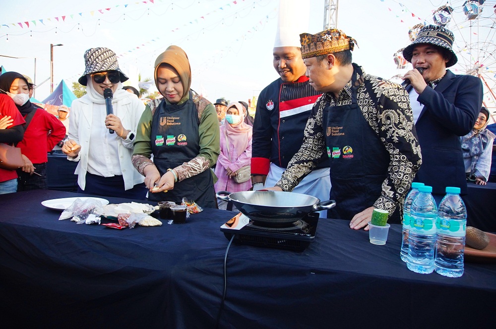 MAKANAN KHAS: Wali Kota Mojokerto Ika Puspitasari saat mengolah bumbu tahu tek pada gelaran Festival Tahu Tek di Halaman Parkir Timur Sunrise Mall, Minggu (18/6).