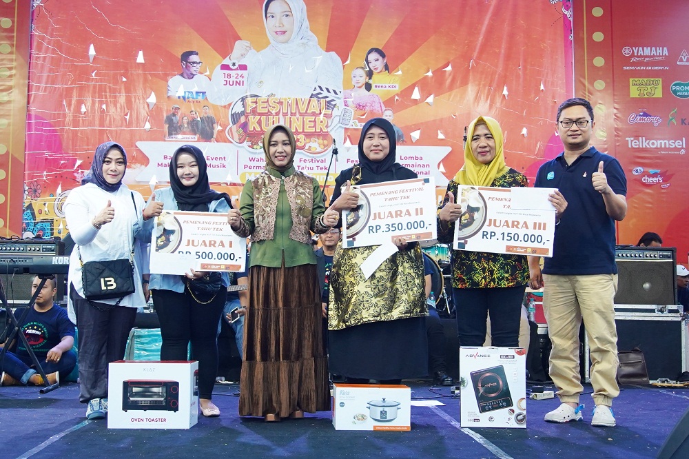 APRESIASI: Wali Kota Ning Ita menyerahkan hadiah bagi peserta pemenang Festival Tahu Tek.
