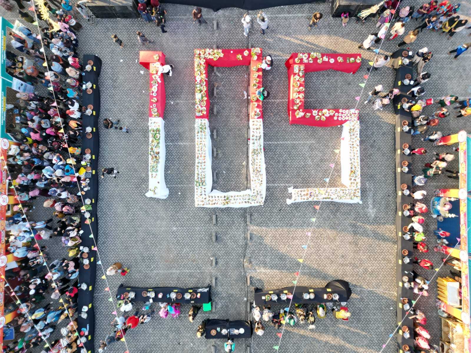 HUT KE-105: Sajian tahu tek hasil kreasi 105 kelompok peserta Festival Tahu Tek yang diselenggarakan Diskopukmperindag Kota Mojokerto.