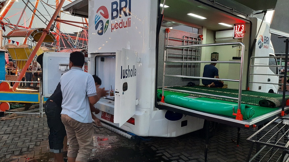 KELILING: Mobil toilet dan mobil musala yang difasilitasi DLH Kota Mojokerto pada acara yang berlangsung di lokasi terbuka.