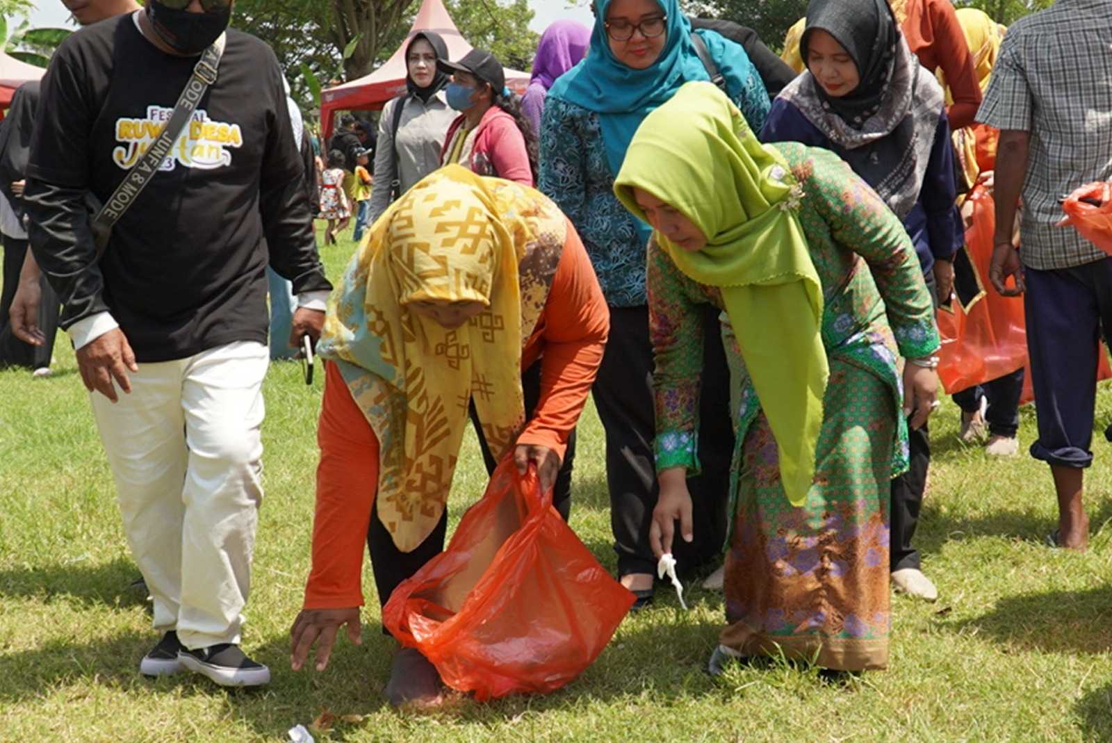 JAGA KEBERSIHAN: Wali Kota Ika Puspitasari memungut sampah di sekitar lokasi acara yang dihadirinya.