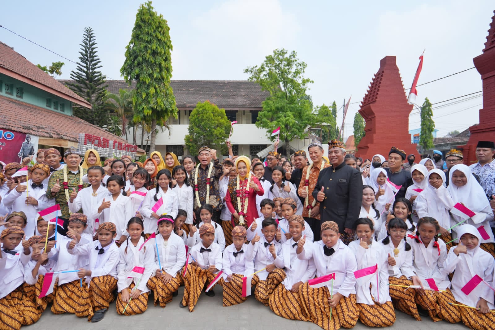 JEJAK SEJARAH: Wali Kota Mojokerto Ika Puspitasari saat mendampingi Menko PMK Muhadjir Effendy meninjau SDN Purwotengah yang akan dijadikan sebagai galeri Soekarno kecil, Selasa (20/6).