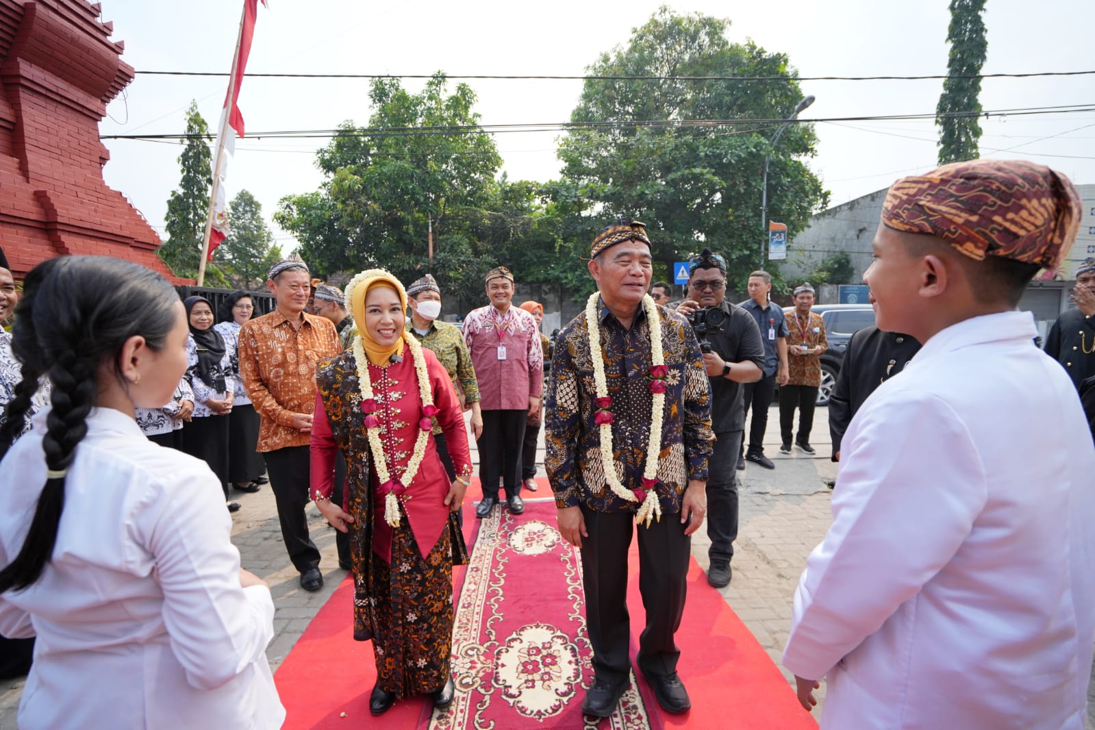 JEJAK SEJARAH: Wali Kota Mojokerto Ika Puspitasari saat mendampingi Menko PMK Muhadjir Effendy meninjau SDN Purwotengah yang akan dijadikan sebagai galeri Soekarno kecil, Selasa (20/6).