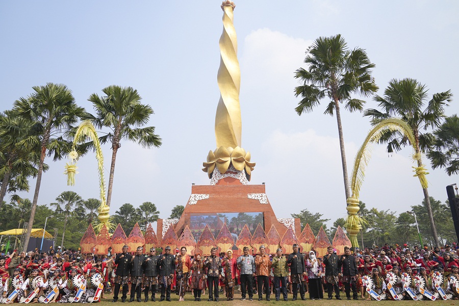 MONUMENTAL: Menko PMK Muhadjir Effendy bersama jajaran Forkopimda Kota Mojokerto berlatar monumen Alun-Alun Kota Mojokerto.