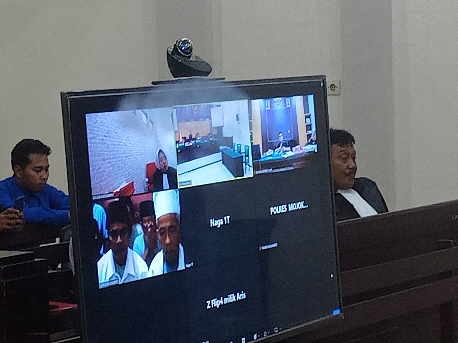 BABAK AKHIR: Para terdakwa perusakan emperan rumah milik kerabat mengikuti sidang putusan secara online di PN Mojokerto, Rabu (21/6/2023).