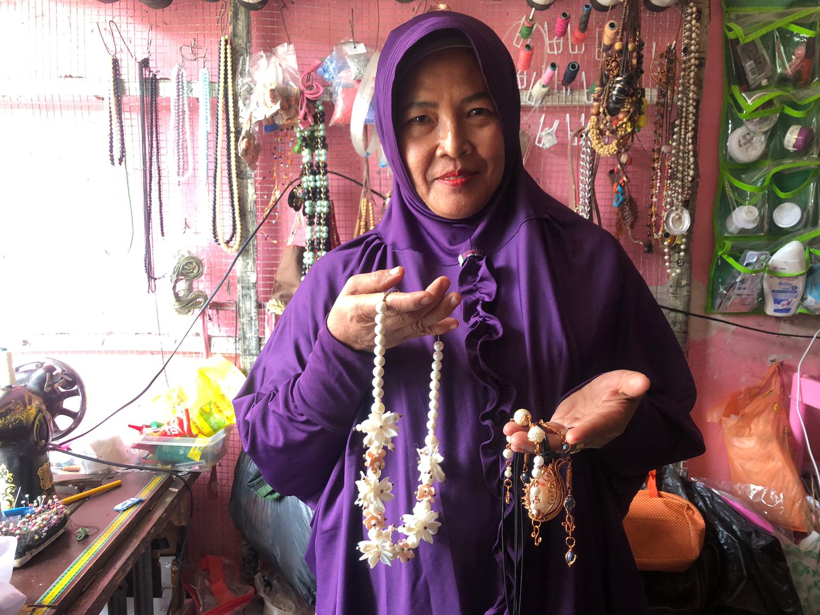 BERKAT PELATIHAN: Sukeni menunjukkan hasil produk kerajinan aksesori dari kawat tembaga buatannya.