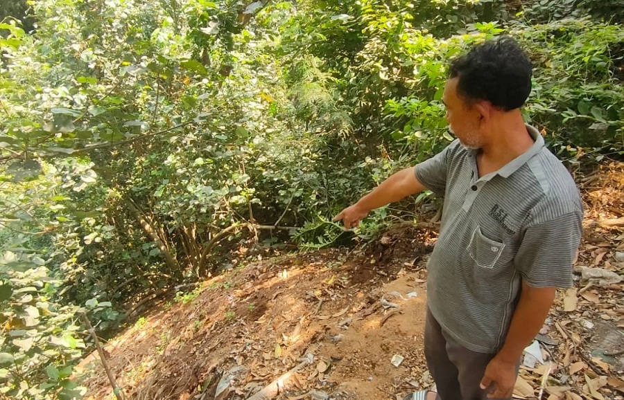 MERESAHKAN: Dumping limbah diduga dari PT Sinar Sosro dibuang di atas tanah kas desa (TKD) Awang-Awang, Kecamatan Mojosari, kemarin (21/6).
