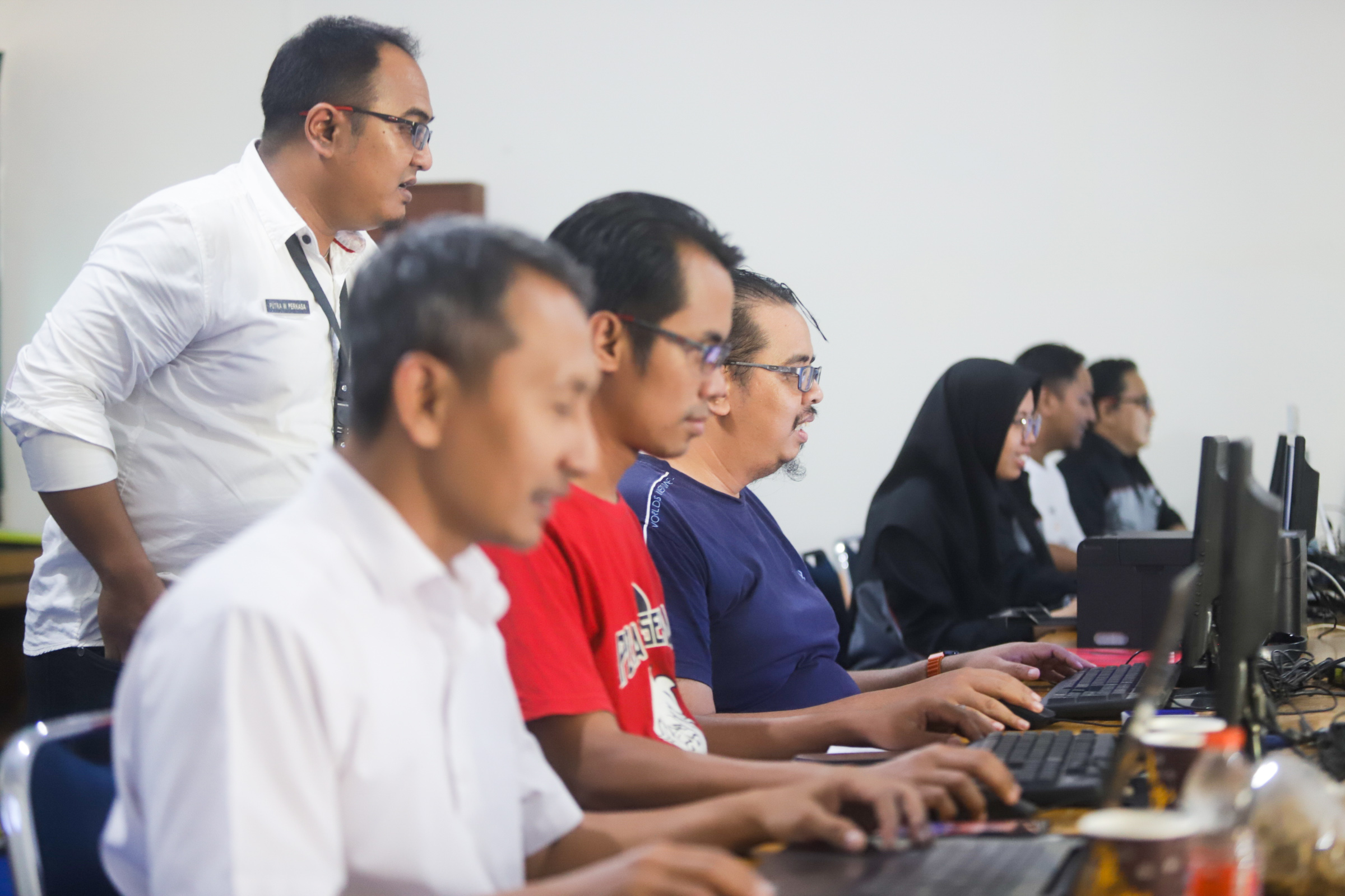 UP TO DATE: Tim panitia PPDB online tahun pelajaran 2023/2024 memantau server center di laboratorium komputer SMPN 1 Mojokerto.