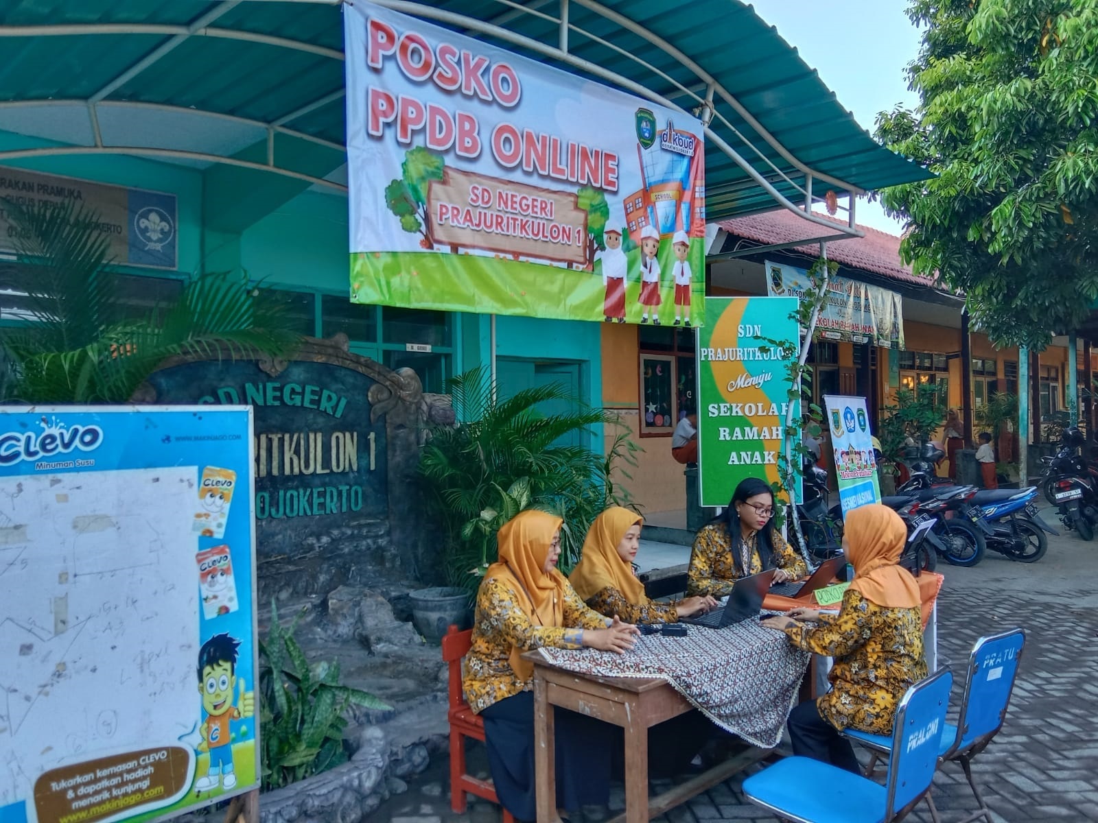 DEKATKAN PELAYANAN: Posko PPDB yang dibuka di semua sekolah untuk membantu orang tua calon peserta didik mendapatkan informasi terkait pendaftaran.
