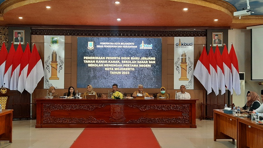 KOLABORASI: Rapat koordinasi Komisi III DPRD Kota Mojokerto bersama Dinas Pendidikan dan Kebudayaan (Dikbud) Kota Mojokerto tentang PPDB Online tahun ajaran 2023/2024.