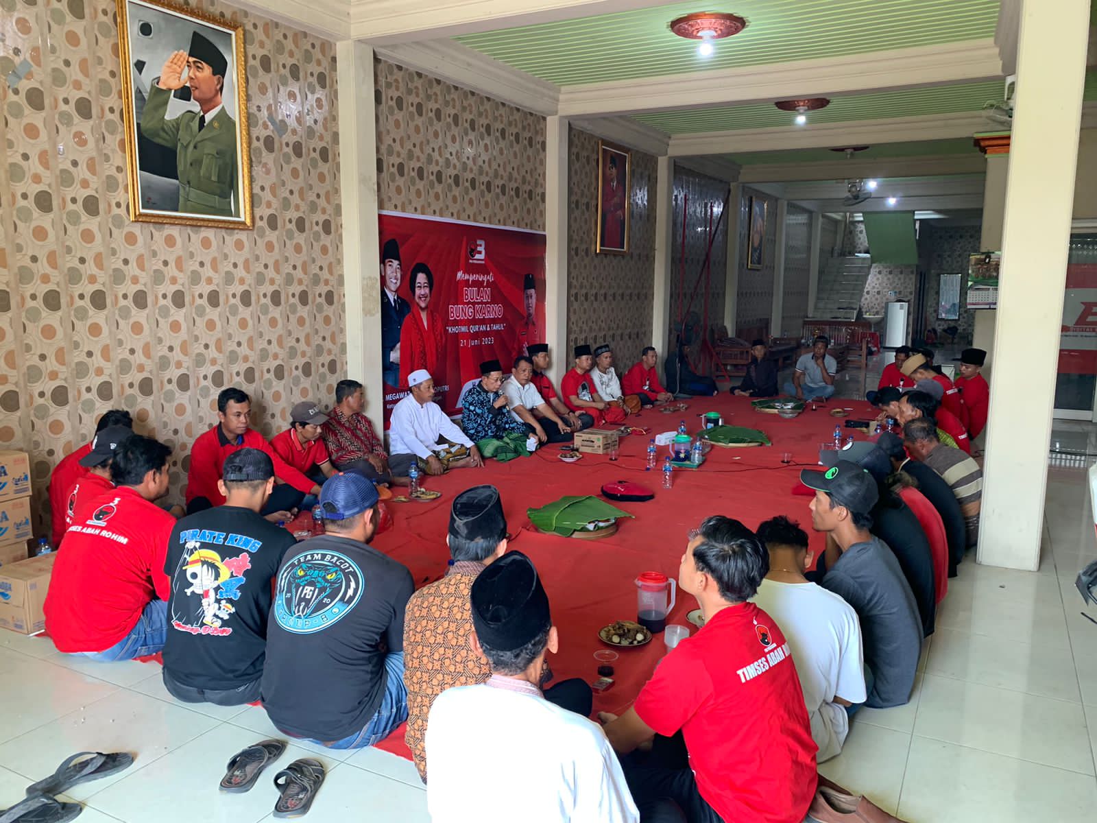 HAUL BUNG KARNO: Khotmil Al-Quran dan tahlil di kediaman Abd Rohim diikuti pengurus ranting, simpatisan, hingga tokoh masyarakat desa dari Ngareskidul, Gedeg dan  Mojogebang serta Mojodowo, Kemlagi.