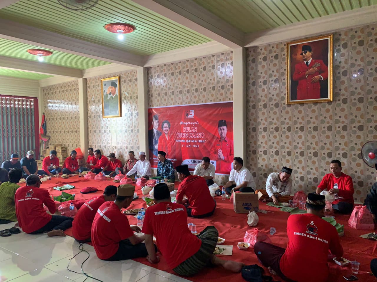 BULAN BUNG KARNO: Anggota DPRD Kabupaten Mojokerto Abd Rohim menggelar khotmil Al-Quran dan tahlil peringatan Haul Bung Karno, Rabu (21/6/2023) di kediamannya.