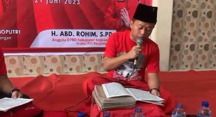 KHUSYUK: Abd Rohim, anggota DPRD Kabupaten Mojokerto yang juga Wasekin DPC PDIP Kabupaten Mojokerto tengah membaca kitab suci Al-Quran.
