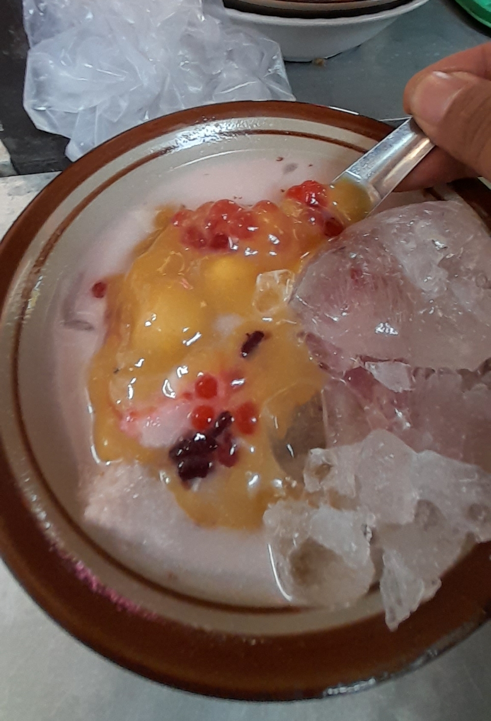BUBUR TRADISIONAL: Sajian bubur sruntul di eks Pasar Brangkal, Sooko, Kabupaten Mojokerto cocok bagi anak-anak hingga otang dewasa.