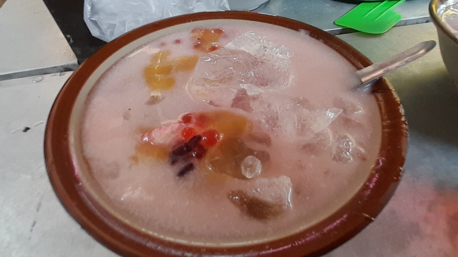 MURAH MERIAH: Seporsi bubur sruntul komplit hanya Rp 6 ribu.