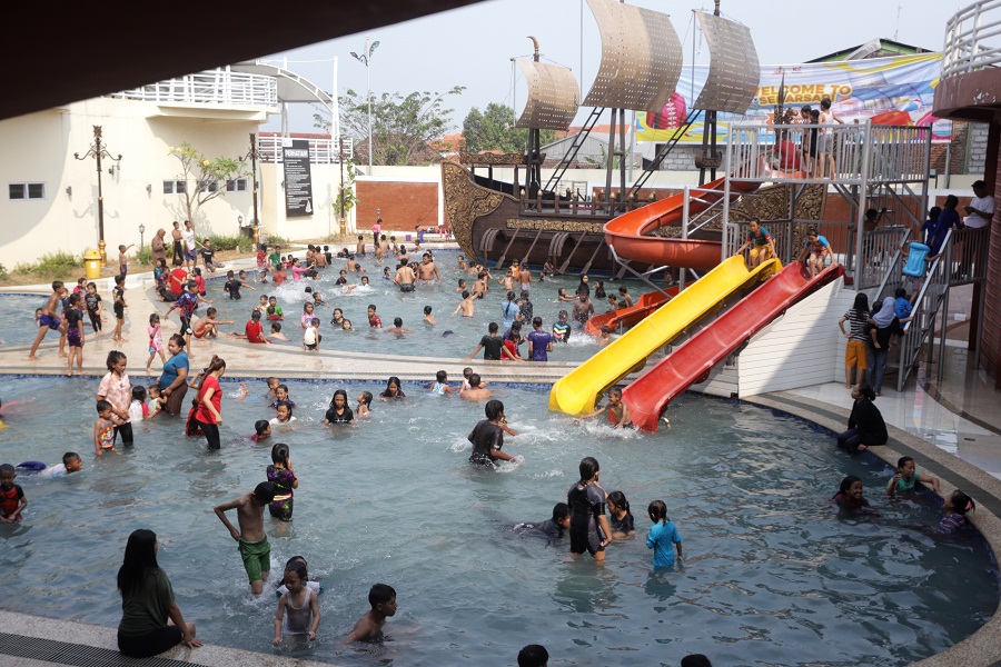 ANTUSIAS: Pengunjung memadati wahana kolam renang di wisata Pemandian Sekarsari yang dibuka secara gratis di hari terakhir kemarin.
