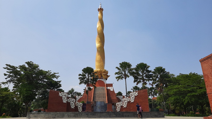DESTINASI: DLH Kota Mojokerto bakal merampungkan pekerjaan kolam berbentuk Surya Majapahit pada bagian dasar tugu tahun ini.