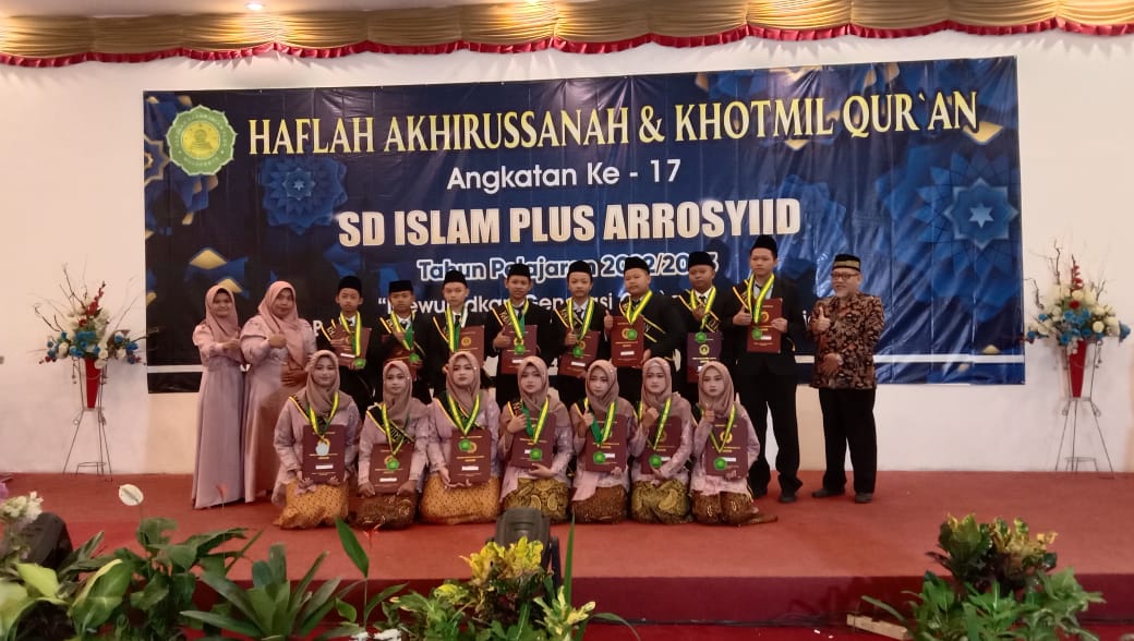 AKHIR SEKOLAH: Seluruh lulusan SD Islam Plus Arrosyiid Kota Mojokerto tahun ajaran 2022/2023 berfoto bersama selepas prosesi wisuda, Kamis (23/6).
