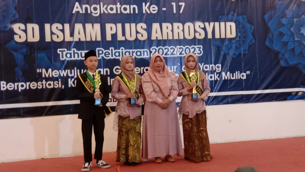 TERBAIK: Lulusan terbaik SD Islam Plus Arrosyiid Kota Mojokerto tahun ajaran 2022/2023 selepas prosesi wisuda, Kamis (23/6).