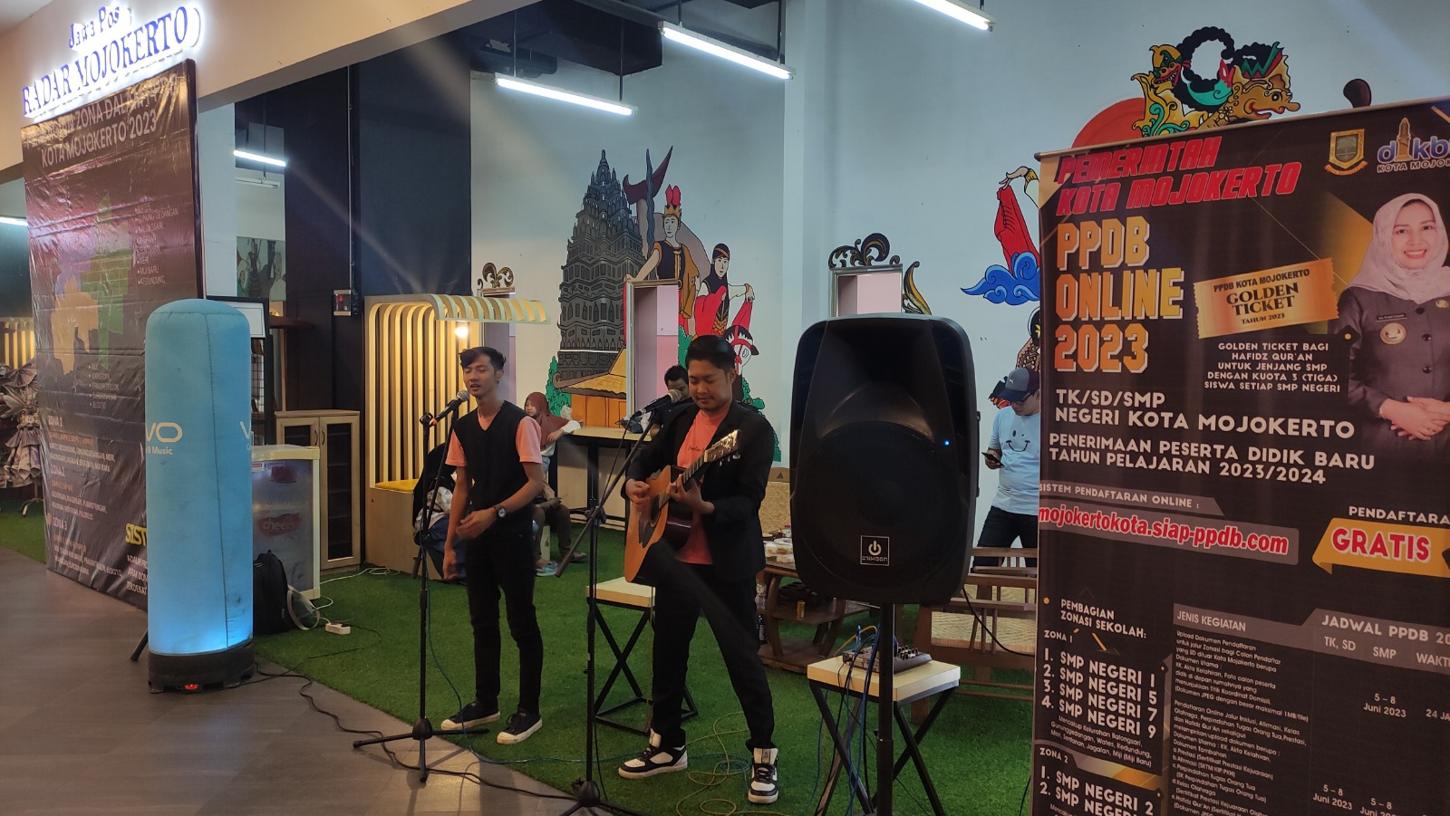 ASYIK: Penyanyi akustik ketika mengisi Akustik Aja! di Darmo Corner Jawa Pos Radar Mojokerto di Sunrise Mall Kota Mojokerto, Sabtu (24/6)