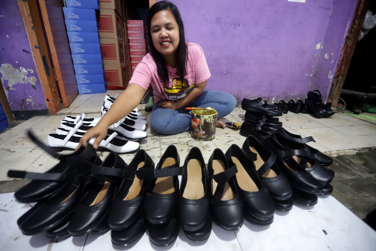 PESANAN: Perajin sepatu di Sooko, Kabupaten Mojokerto menunjukkan produk sepati bikinannya.