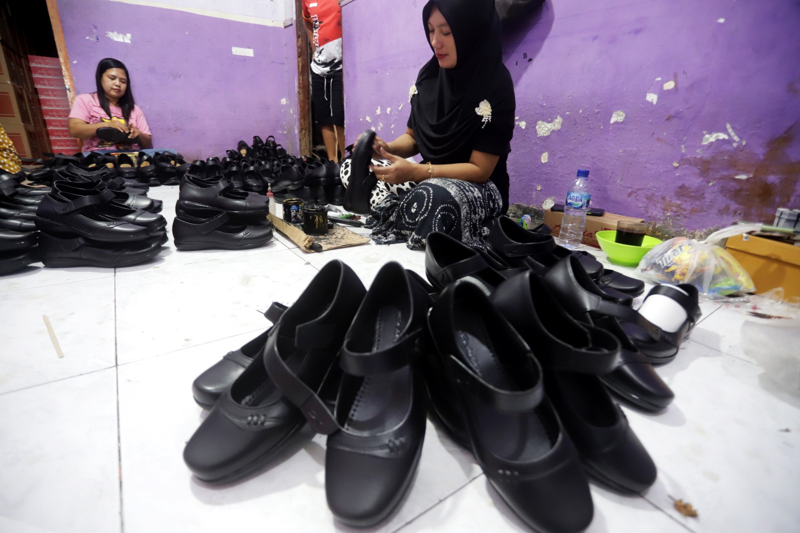 SEPATU HITAM: Kholid perajin sepatu kebanjiran order tiga kali lipat dibanding hari-hari sebelumnya.