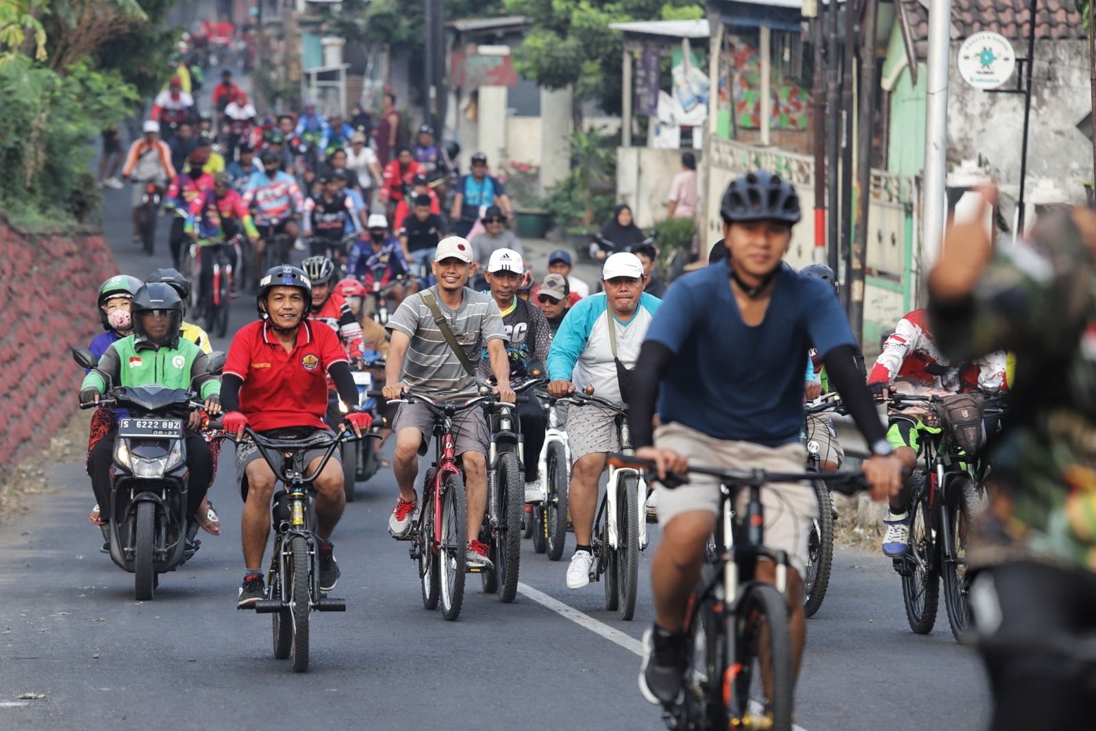 SEPEDA SANTAI: Masyarakat dalam kegiatan Mojopahit Tourism Fun Bike yang merupakan rangkaian acara HUT Kota Mojokerto Ke-105, kemarin (25/6).