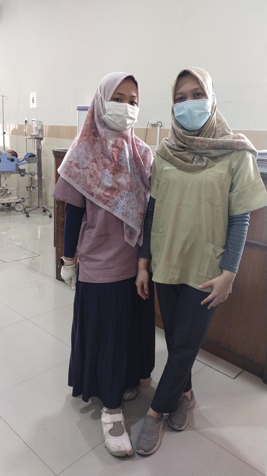 Dokter RSUD Prof dr Soekandar dr Rahma Isti Kusyadi dan dr Alifianisa Maghfira.