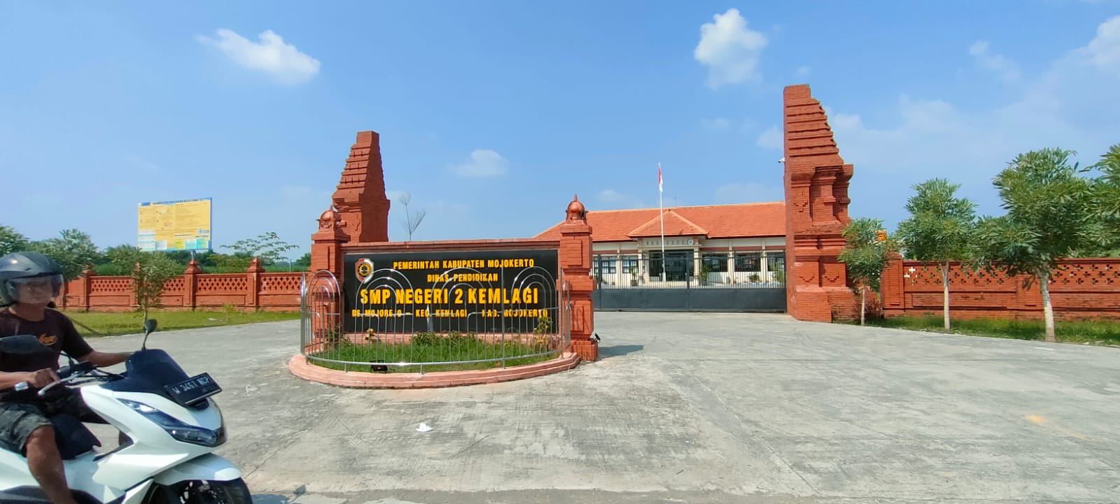 DILELANG: Paket pembangunan ruang kelas baru SMPN 2 Kemlagi yang masuk bagian dari 10 proyek strategis daerah tahun ini baru dilelang, kemarin (26/6).
