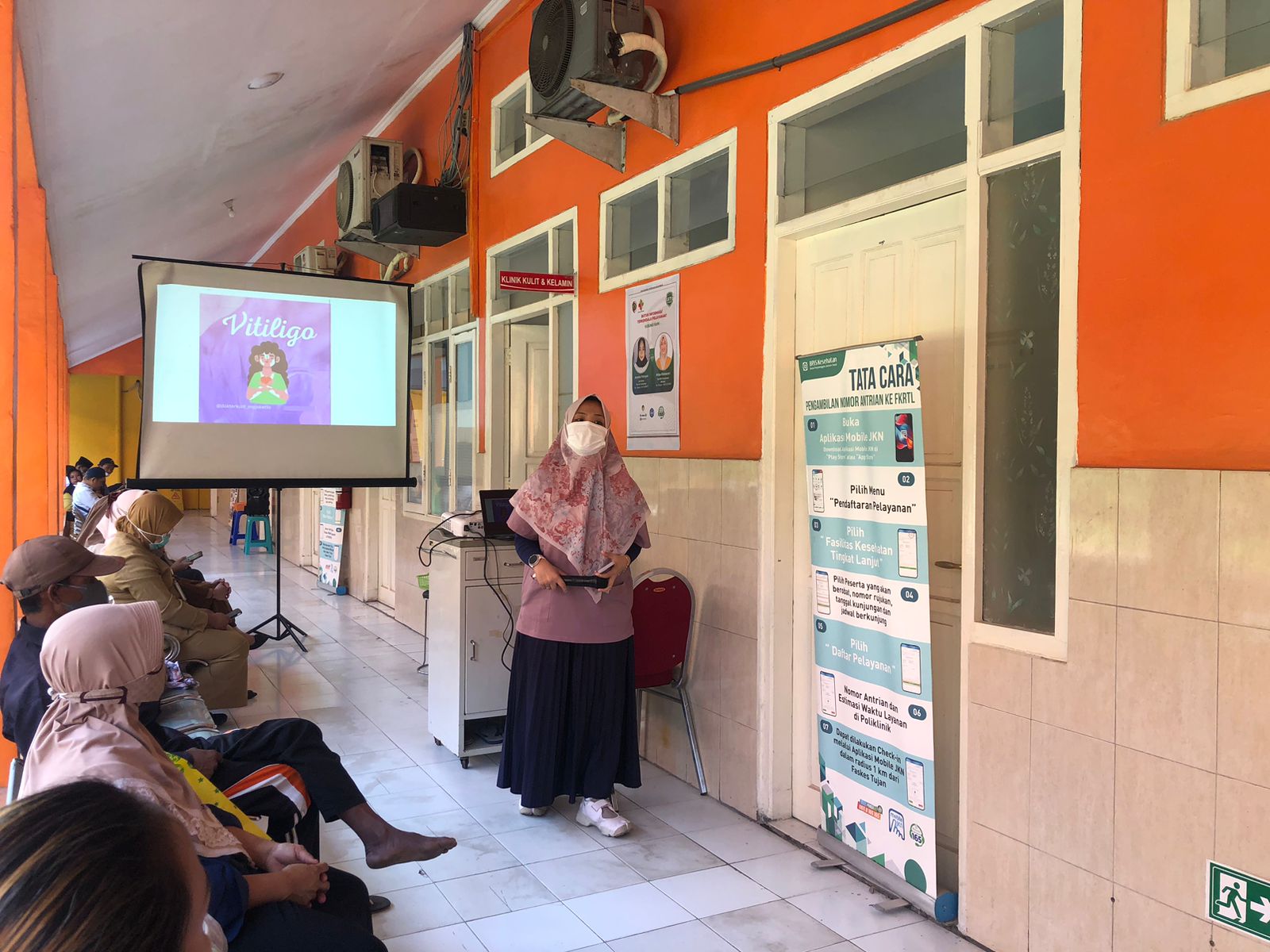 BERBAGI ILMU: Tenaga kesehatan RSUD Prof dr Soekandar memberikan wawasan sekilas penyakit vitiligo pada pengunjung, Senin (26/6).