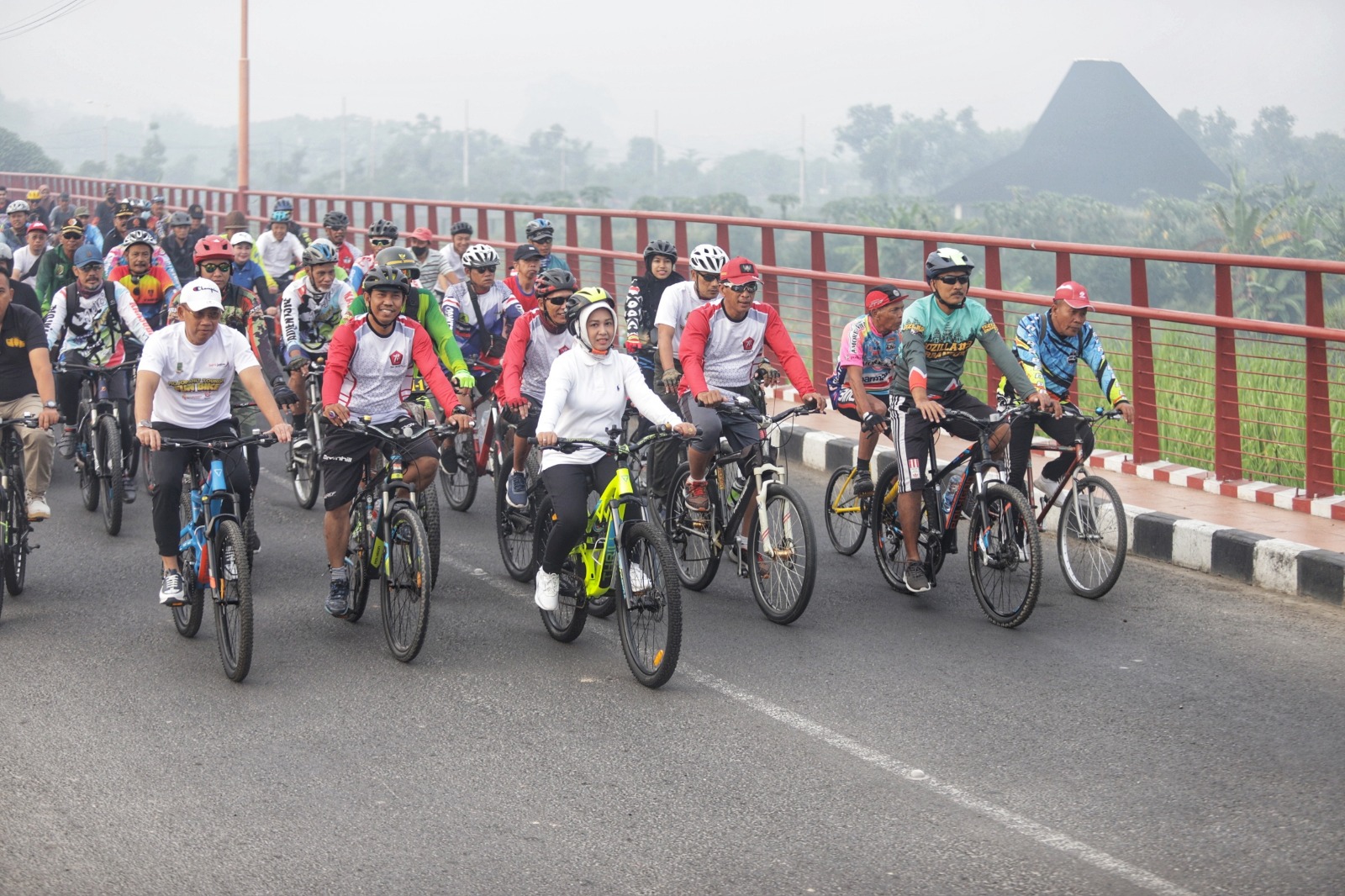 SEHAT: Ning Ita ikut bersepeda bareng masyarakat dalam kegiatan Mojopahit Tourism Fun Bike yang merupakan rangkaian acara HUT Kota Mojokerto Ke-105, kemarin (25/6).