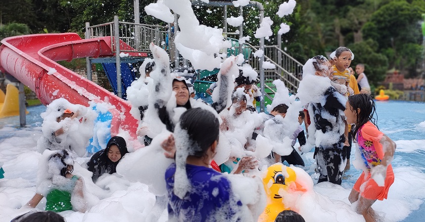 LENGKAP: Wisata Ubalan Water Park di Kecamatan Pacet, milik Pemkab Mojokerto sangat cocok jadi pilihan tempat libur keluarga. Selain dilengkapi beragam set playground hingga mandi busa. 