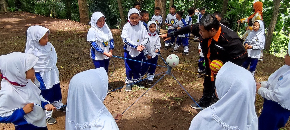 UJI ADRENALIN: Wisatawan juga bisa menikmati outbound lengkap dengan trainer yang disiapkan secara gratis.